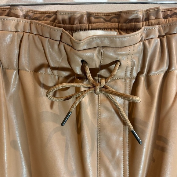 ABERCROMBIE &  FITCH Sz L Paperback Waist Drawstring Faux Leather Joggers Pants - Picture 2 of 9